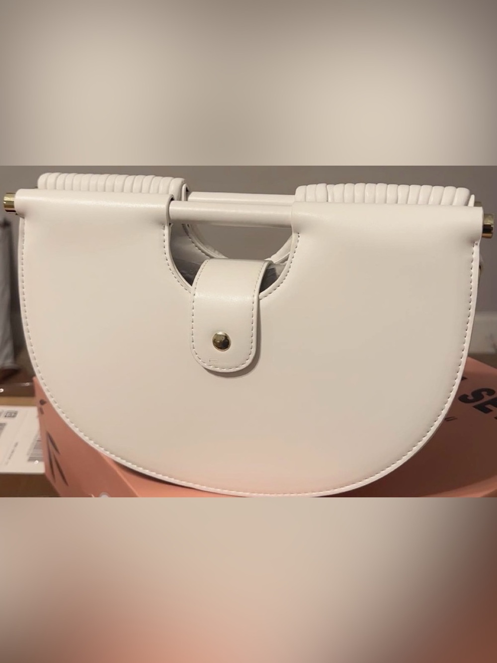 Elegant Cream Shoulder Bag with Gold Hardware - Picture 2 of 4